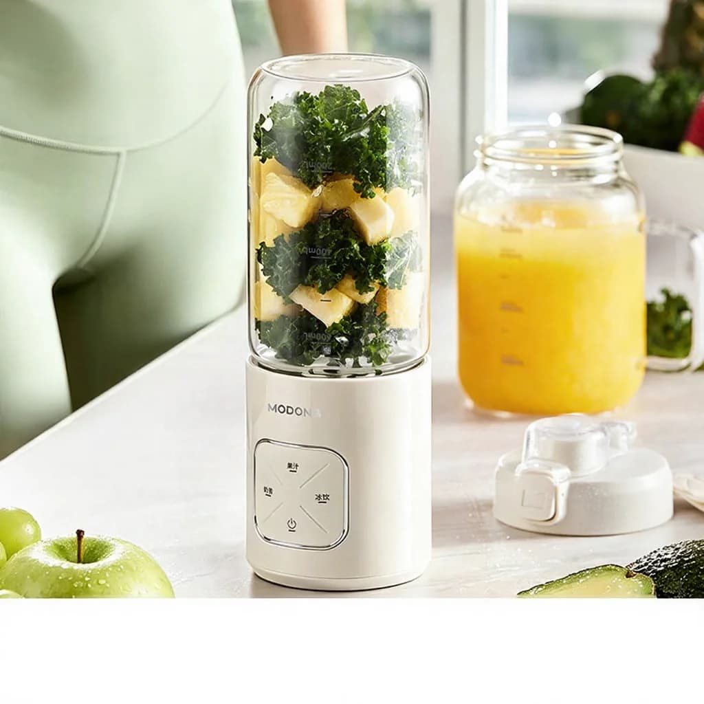 Kaasaskantav juhtmevaba blendertops mahla ja smuutide jaoks